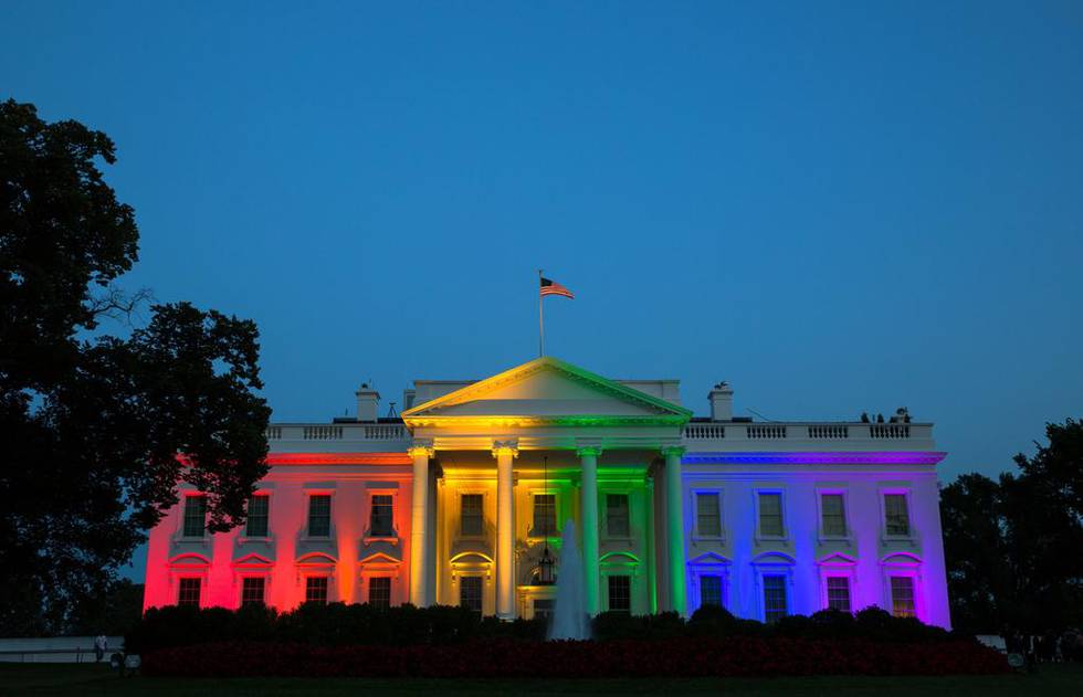 Weißes Haus in Regenbogenfarben