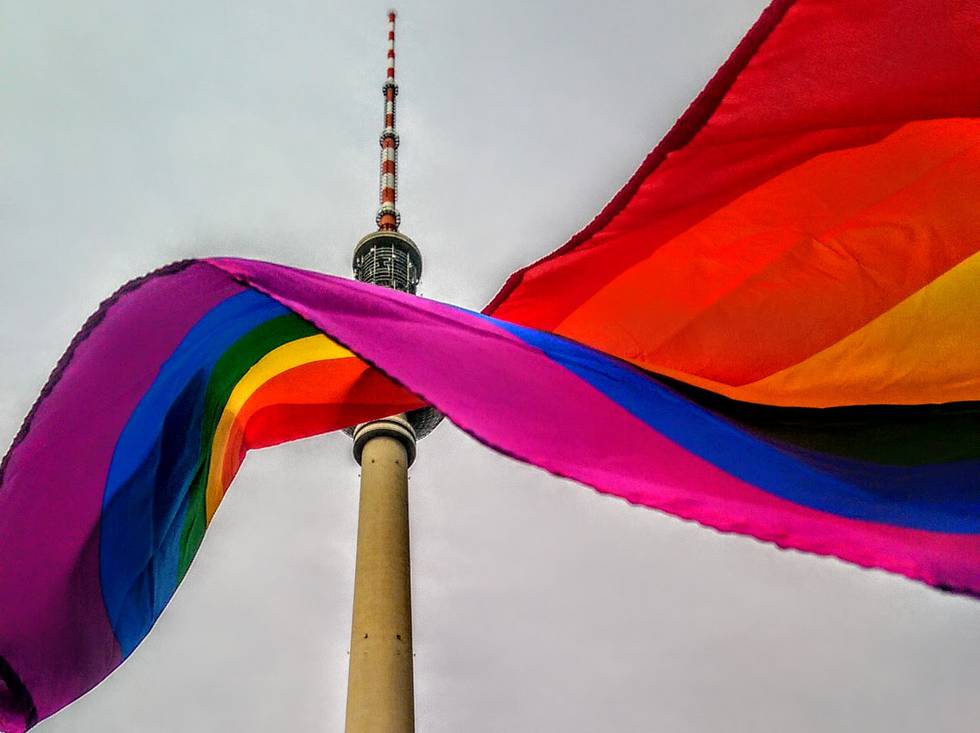 Fernsehturm Berlin hinter Regenbogenfahne