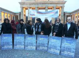 Foto: maneo / Mahnwache vor dem Brandenburger Tor  Fu&amp;#776;r Menschenrechte und gegen religio&amp;#776;sen Fanatismus, gemeinsam mit Seyran Ates&amp;#807; (2.v.l.), Lala Su&amp;#776;sskind (3.v.l.) und Bastian Finke (re.)