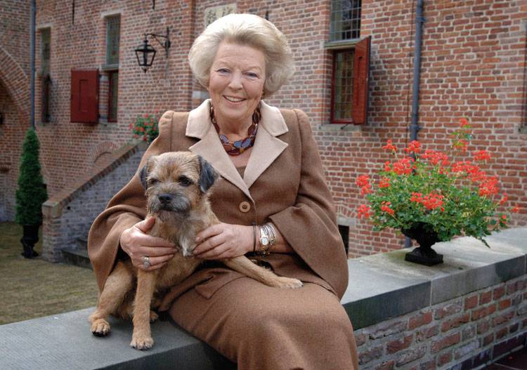 die ehemalige Königin der Niederlande und ihr Hund Chip