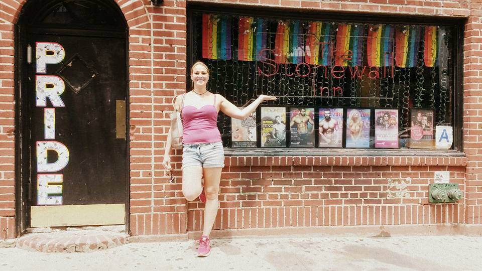 Jessica vor dem Stonewall Inn
