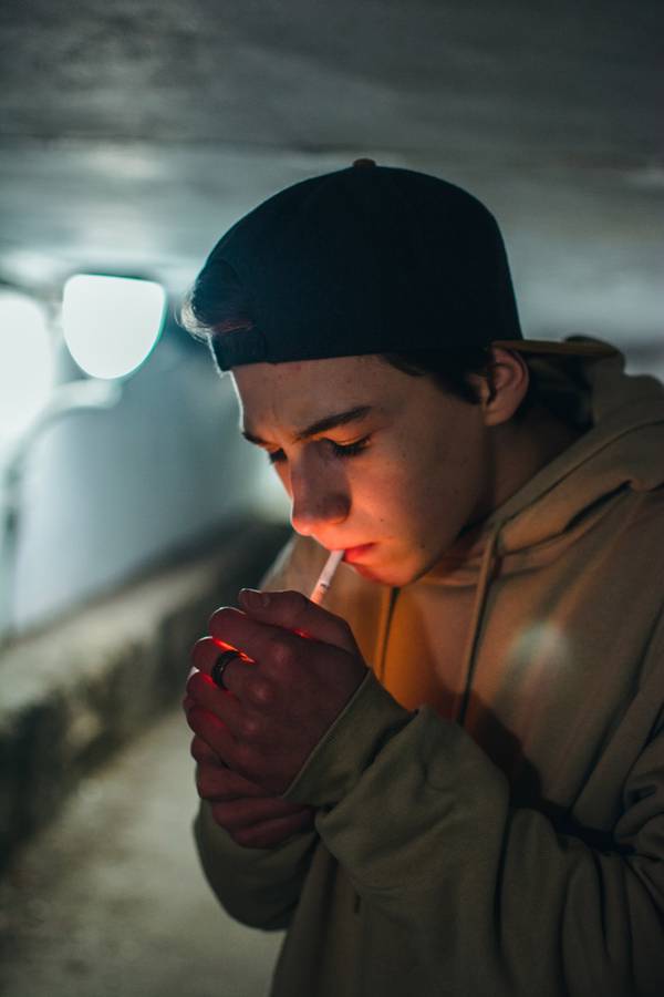 Junge raucht
