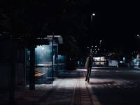 Nacht Mann Bushaltestelle