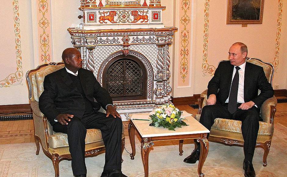 Putin und Museveni