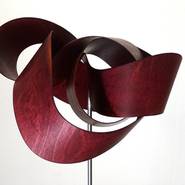 Franziska Zänker: Amöbiusband Rot I, 2013, Sperrholz, geschnitten, geschliffen, gebeizt, lackiert, gebogen, 25 x 20 cm, Foto: F. Zänker