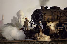 Taj und Zug. Agra, Uttar Pradesh, Indien. 1983