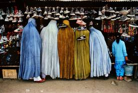 Einkaufende Frauen tragen die traditionelle Burka. Kabul, Afghanistan. 1992