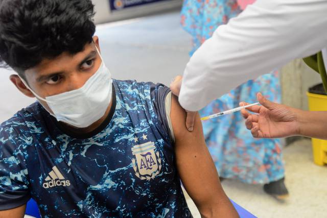 impfung - mann moderna covid dhaka Foto Mamunur Rashid NuhrPhoto AFP.jpeg