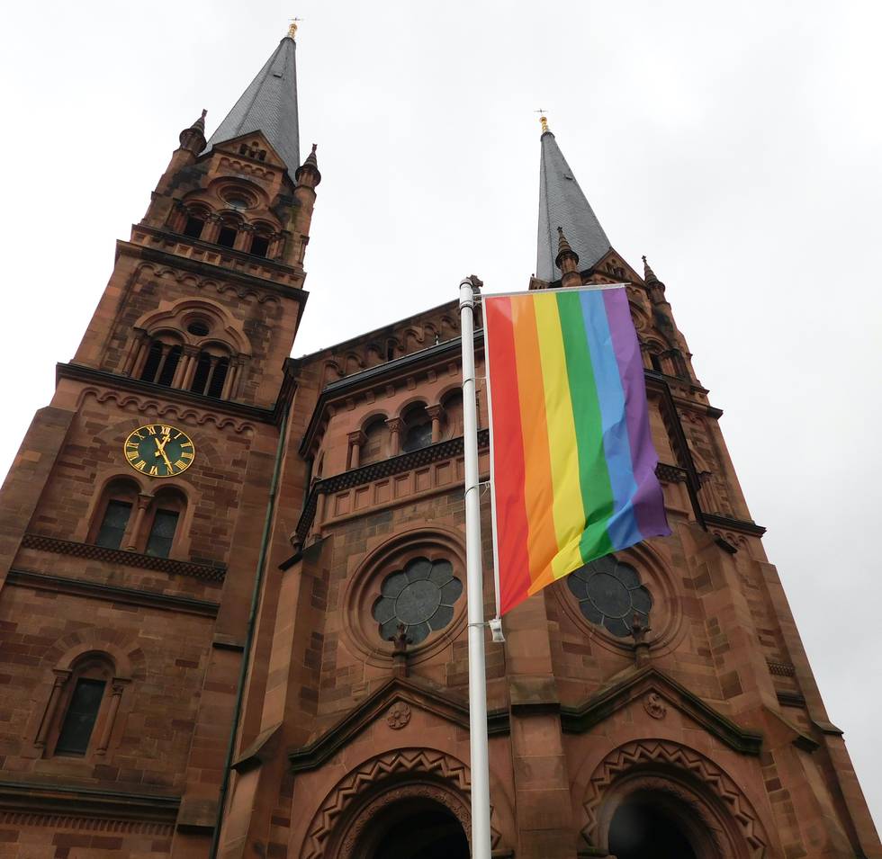 Johanneskirche Erzbistum Freiburg OutInChurch 2022 Februar Regenbogenflagge queer Sichtbarkeit