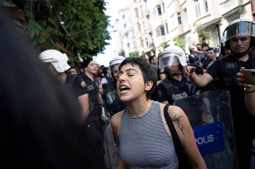 istanbul_pride_2022_woman_police_foto_bulent_kilic_afp.jpg