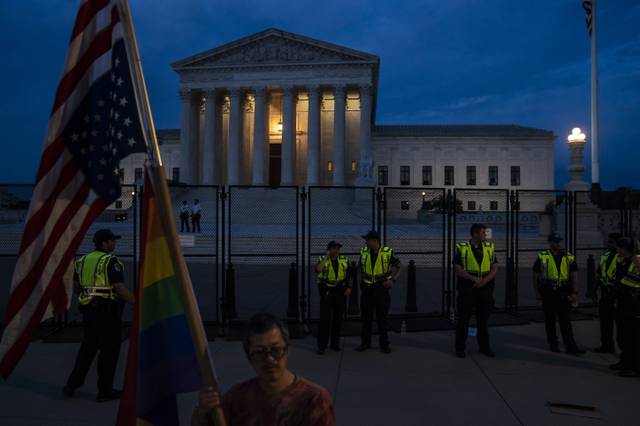 supreme-court-rainbow-flag-protest-foto-nathan-howard-getty-images-afp.jpg