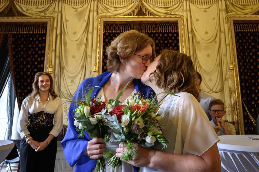 erste-schweizer-ehe-lesbisches-paar-foto-Fabrice_COFFRINI_AFP.jpg