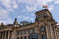 reichstag-csd-berlin-regenbogenfahne-foto-David-GANNON-AFP.jpg