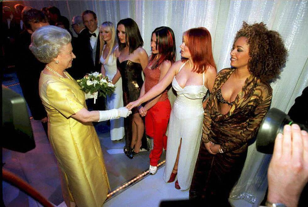 spice-girls-queen-elizabeth-II-1997-Foto-AFP.jpg