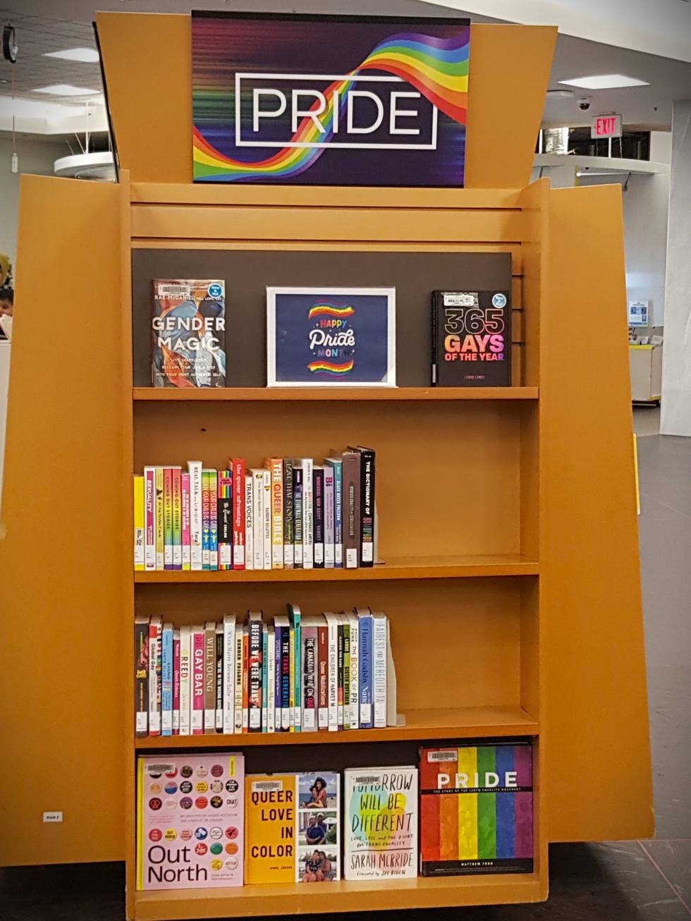 Pride Bücherregal