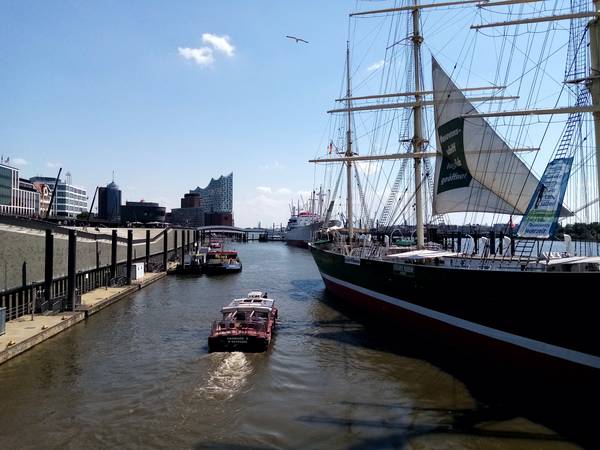 Hamburg Hafen 2020 Juni.jpg