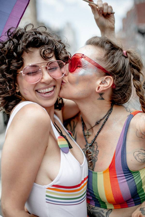Zwei Frauen beim Pride