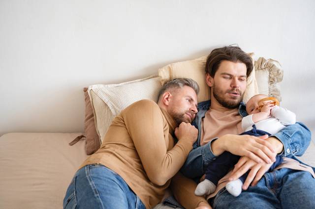 Regenbogenfamilie: Väter mit Baby